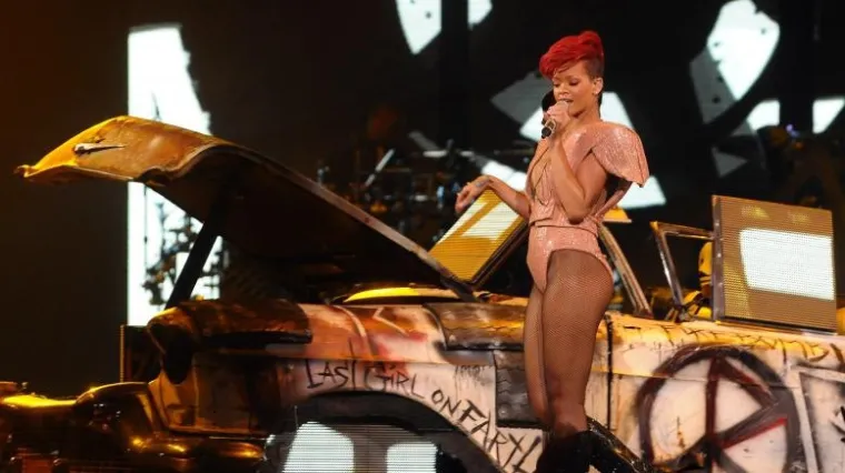 Rihanna masakrira izvanzemaljce!