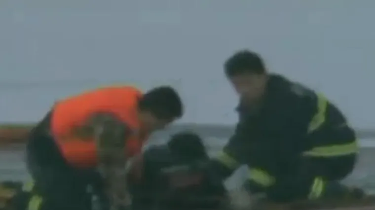 Dramatično spašavanje starice pod ledom