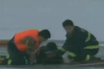 Dramatično spašavanje starice pod ledom