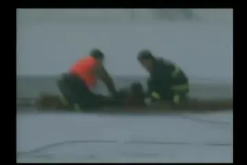 Dramatično spašavanje žene pod ledom