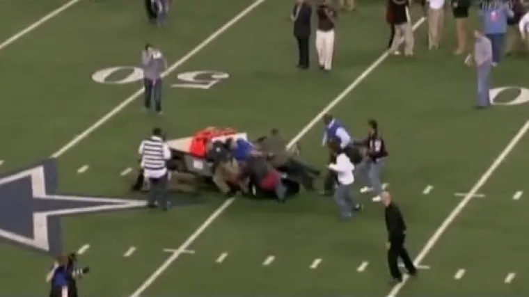 Vozilo izvan kontrole napadalo ljude po terenu!