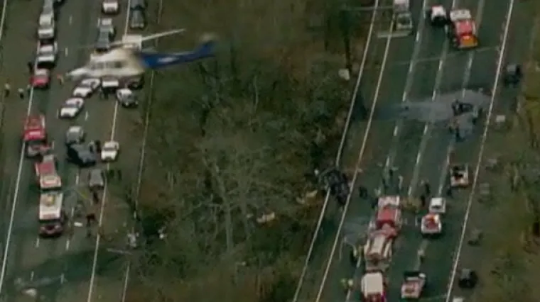 Stravičan pad aviona na jednu od najprometnijih autocesta