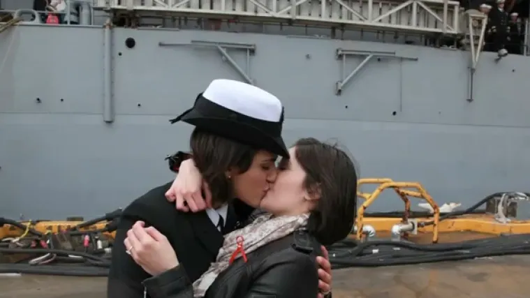 Časnice poljupcem prekinule tradiciju