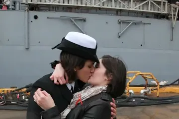 Časnice poljupcem prekinule tradiciju