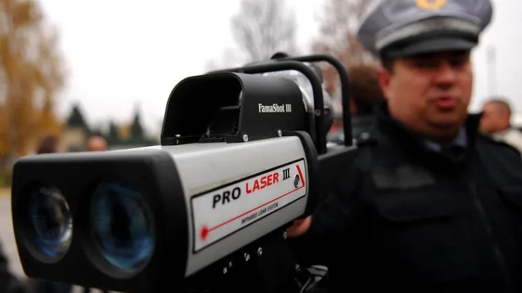 Vozio 200 km/h, pa ponudio policajcu 5000 kn mita