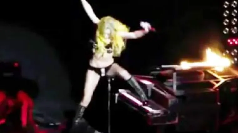 Pogledajte najsmje&scaron;nije padove na sceni u 2011.