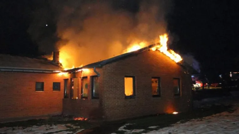 Požar &scaron;kole u Ćeralijama pro&scaron;irio se s prozora