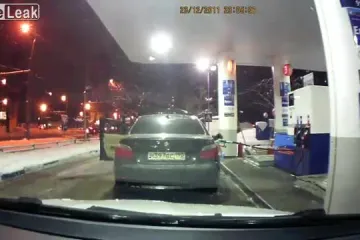 Plavuša za volanom - recept za katastrofu!