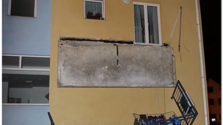 Uru&scaron;io se balkon s trojicom radnika