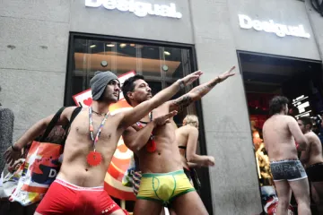 Golim šopingholičarima dijelili besplatnu odjeću!