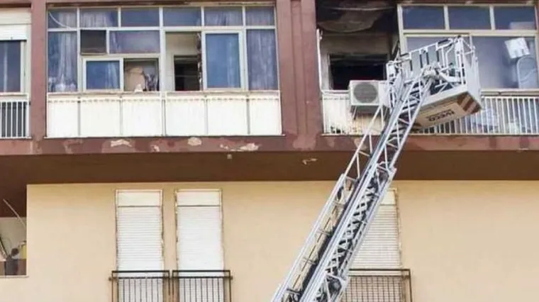 Pobio obitelj, zapalio stan i skočio s petog kata