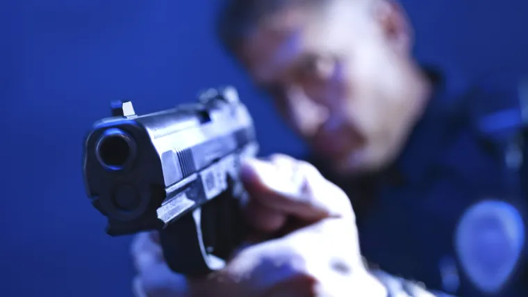 S 3.2 promila alkohola u krvi uperio pi&scaron;tolj u policajca!