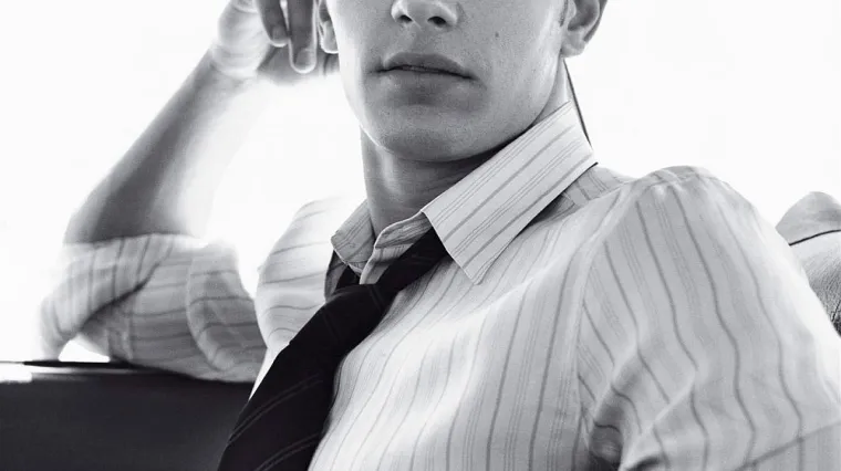 Taj stvarno voli glumiti slavne gayeve!