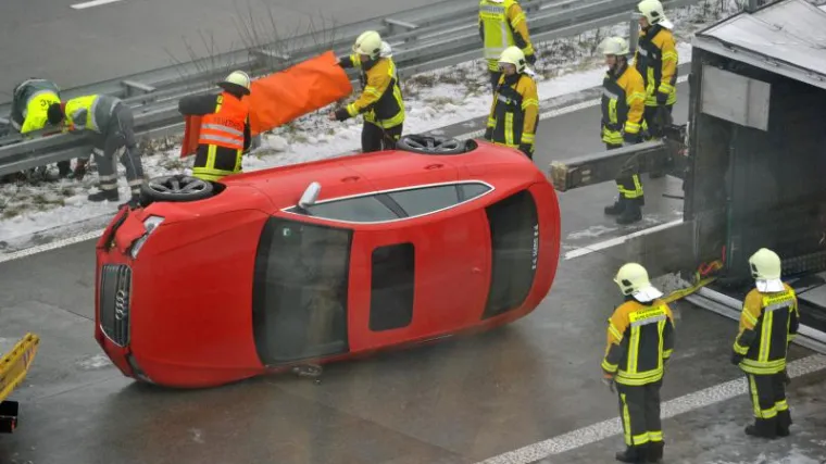 Prevrnuo se kamion i uni&scaron;tio tri Audija