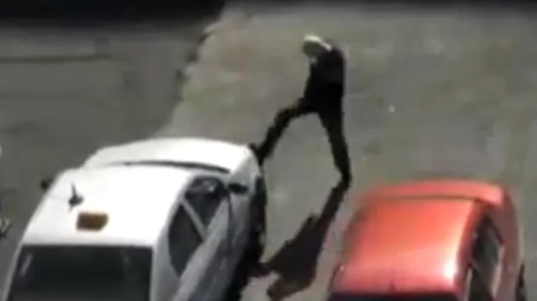 Porazbijao sve aute na koje je naišao na parkingu