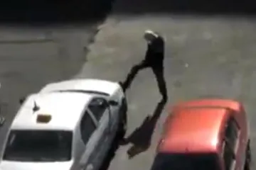 Porazbijao sve aute na koje je naišao na parkingu