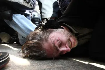 Šestorica euroskeptika uhićena zbog skidanja zastave EU