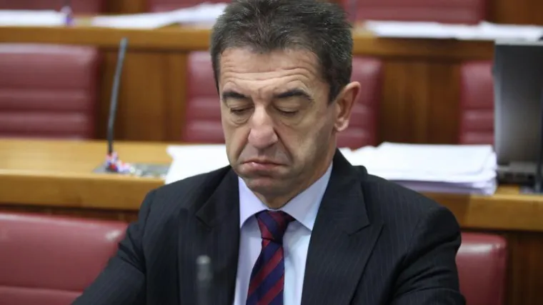 'Požrtvovni' zastupnici si ukinuli povlaštene mirovine