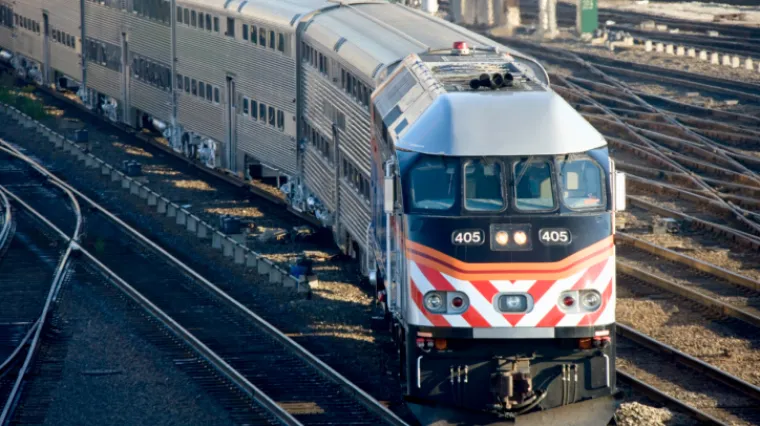 Spasili ženu od naleta vlaka pa je uhitili