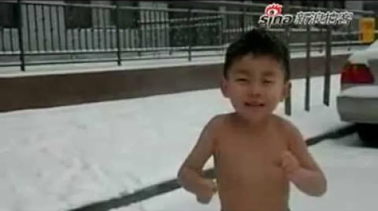 Otac natjerao sinčića da gol trči po snijegu