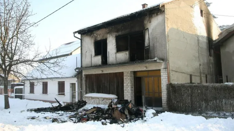 Vatra progutala obiteljsku kuću u Đakovu