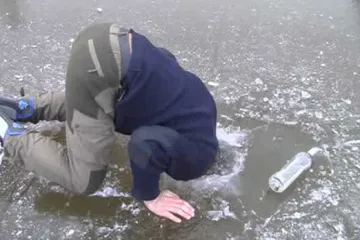 Neustrašivi Norvežanin zaronio u zaleđeno jezero