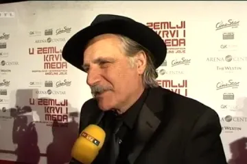 Angelinin prijatelj Rade Šerbedžija na crvenom tepihu