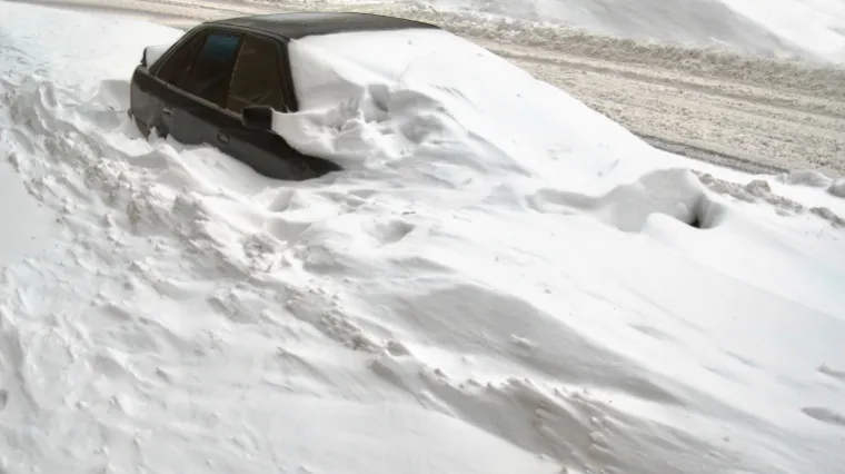 Dva mjeseca proveo u autu pod snijegom!