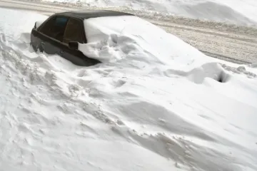 Dva mjeseca proveo u autu pod snijegom!