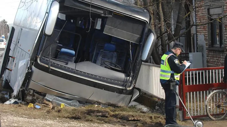 U sudaru autobusa i traktora ozlijeđeno sedmero ljudi