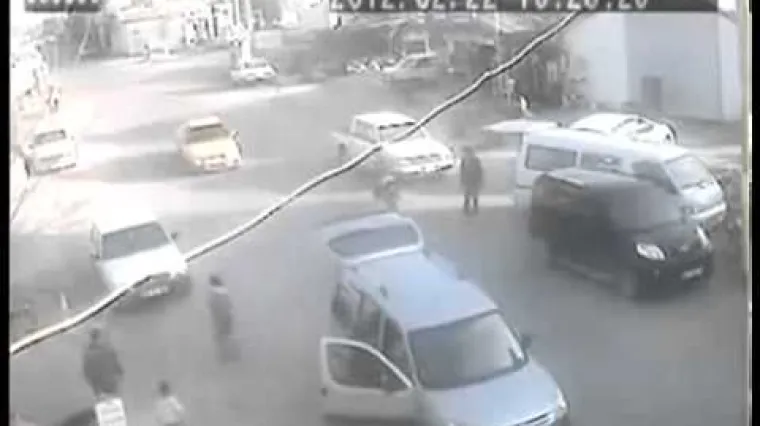 Dvoje djece ispalo iz jurećeg auta i preživjelo