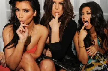 Zavirite u privatni život bujnih Kardashianki!