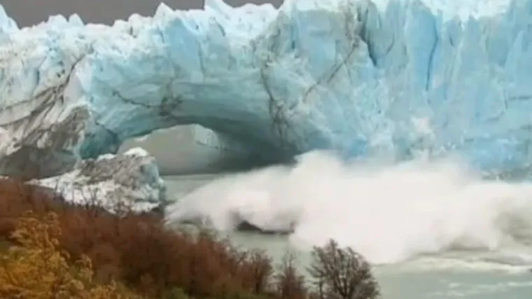 Pogledajte uru&scaron;avanje masivnog ledenjaka u jezero