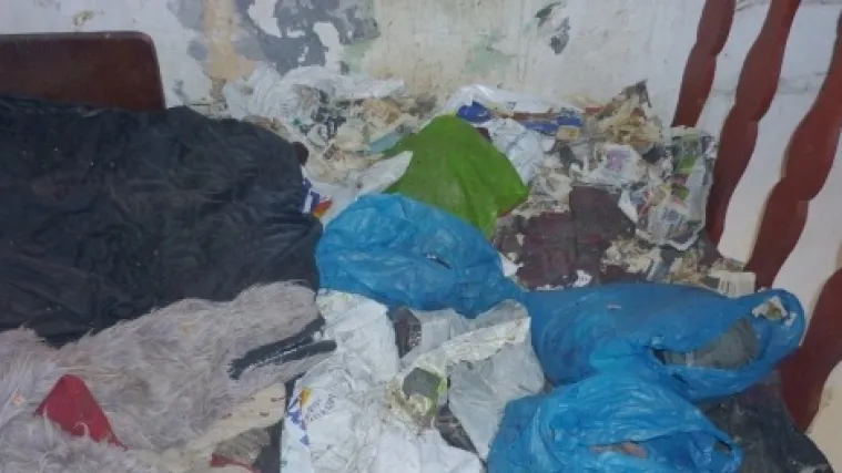 Starica u Dubrovniku spava u smeću i mačjem izmetu