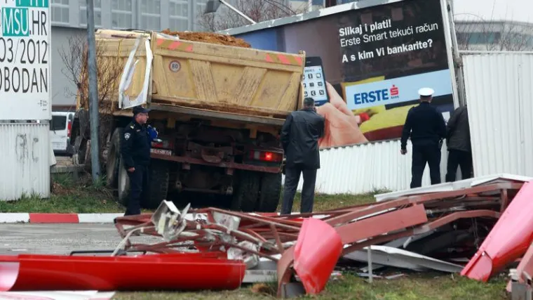 Kamion se zabio u zid benzinske, vozač poginuo