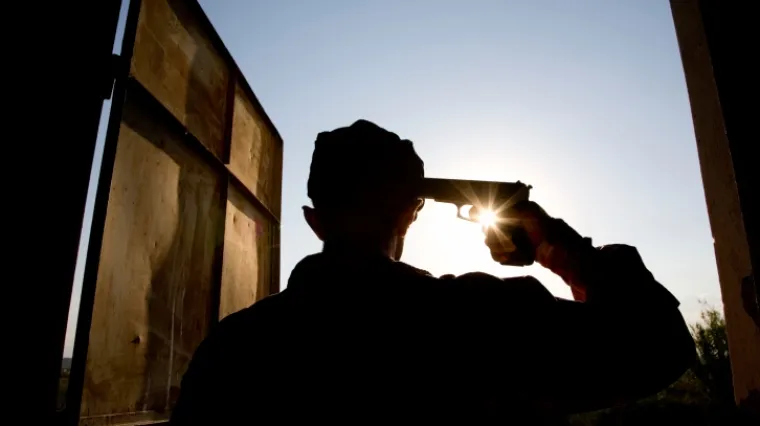 Pucao u suprugu pa se ubio na kućnom pragu