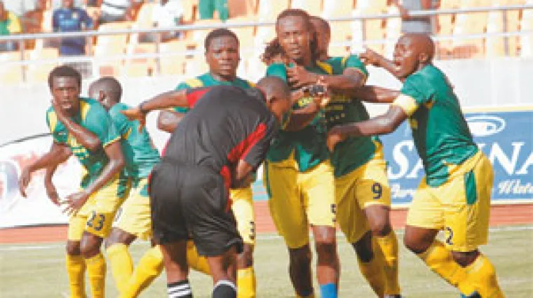 Bespomoćni sudac pobrao batine kao u boksačkom ringu