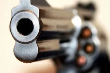 Trogodišnji mališan našao pištolj u autu i upucao se