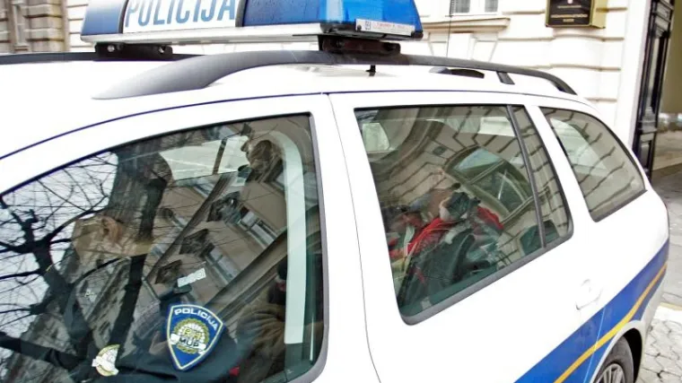 Taksist se zabio u stup, preminuo u bolnici