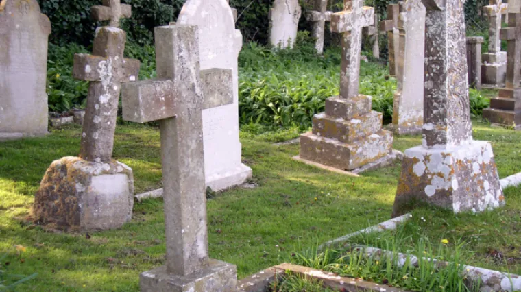 Opljačkali grob i razbacali kosti majke i kćeri