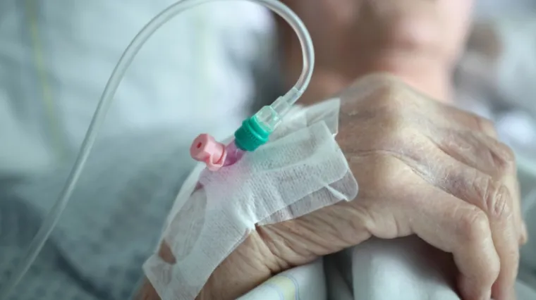 Poludio i odgurao oca kući u bolničkom krevetu