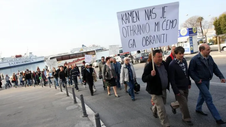Pobuna u Splitu: 'Ustajte radničko roblje!'
