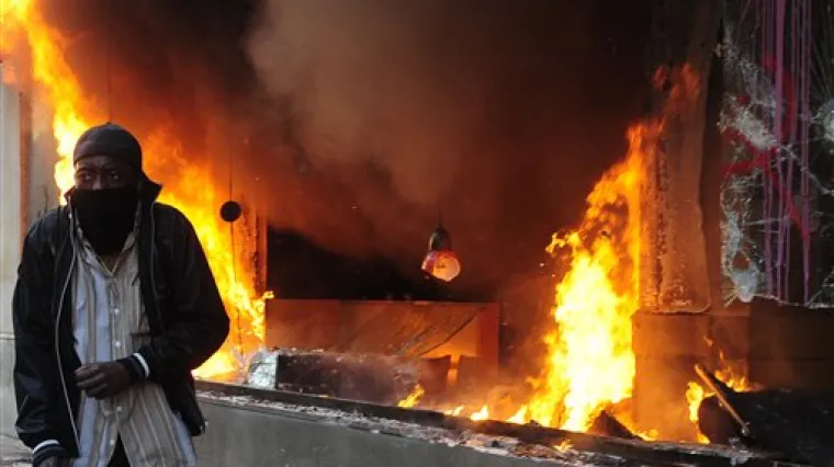 Prosvjednici palili kontejnere, ozlijeđeno 104 ljudi