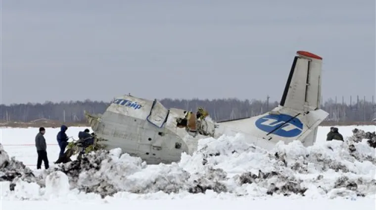 U padu aviona smrtno stradale 32 osobe