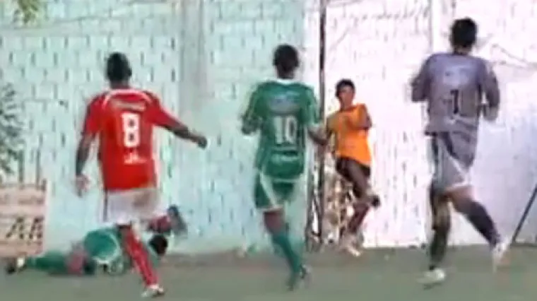 Sakupljač lopti spasio čisti gol