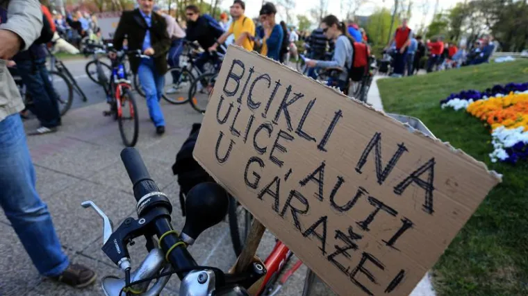 Biciklisti na nogama: Bicikli na ulice, auti u garaže!