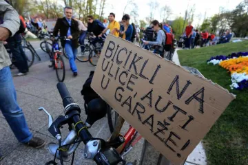 Biciklisti na nogama: Bicikli na ulice, auti u garaže!