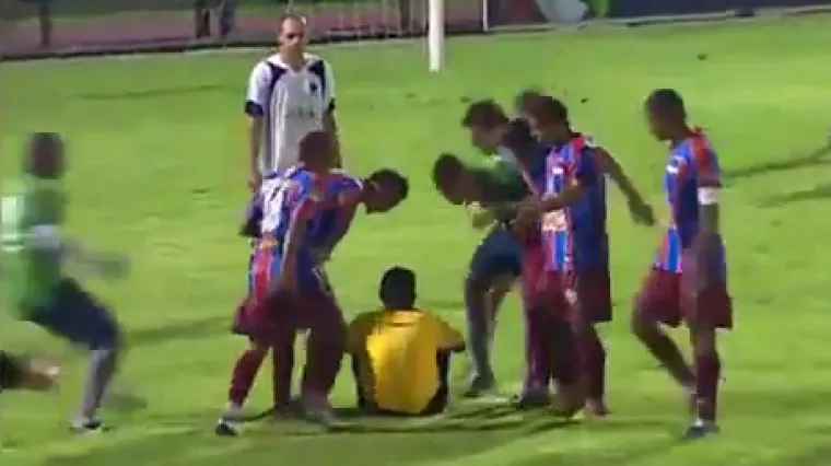 Nasrnuo na suca pa teren napustio u lisicama