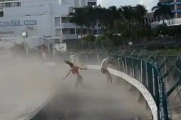 Zrakoplov otpuhao neopreznu djevojku