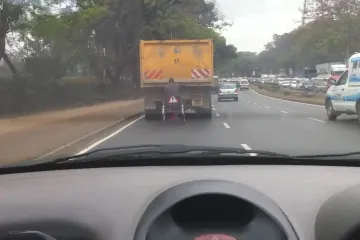 Čovjek u kolicima jurio brzom cestom